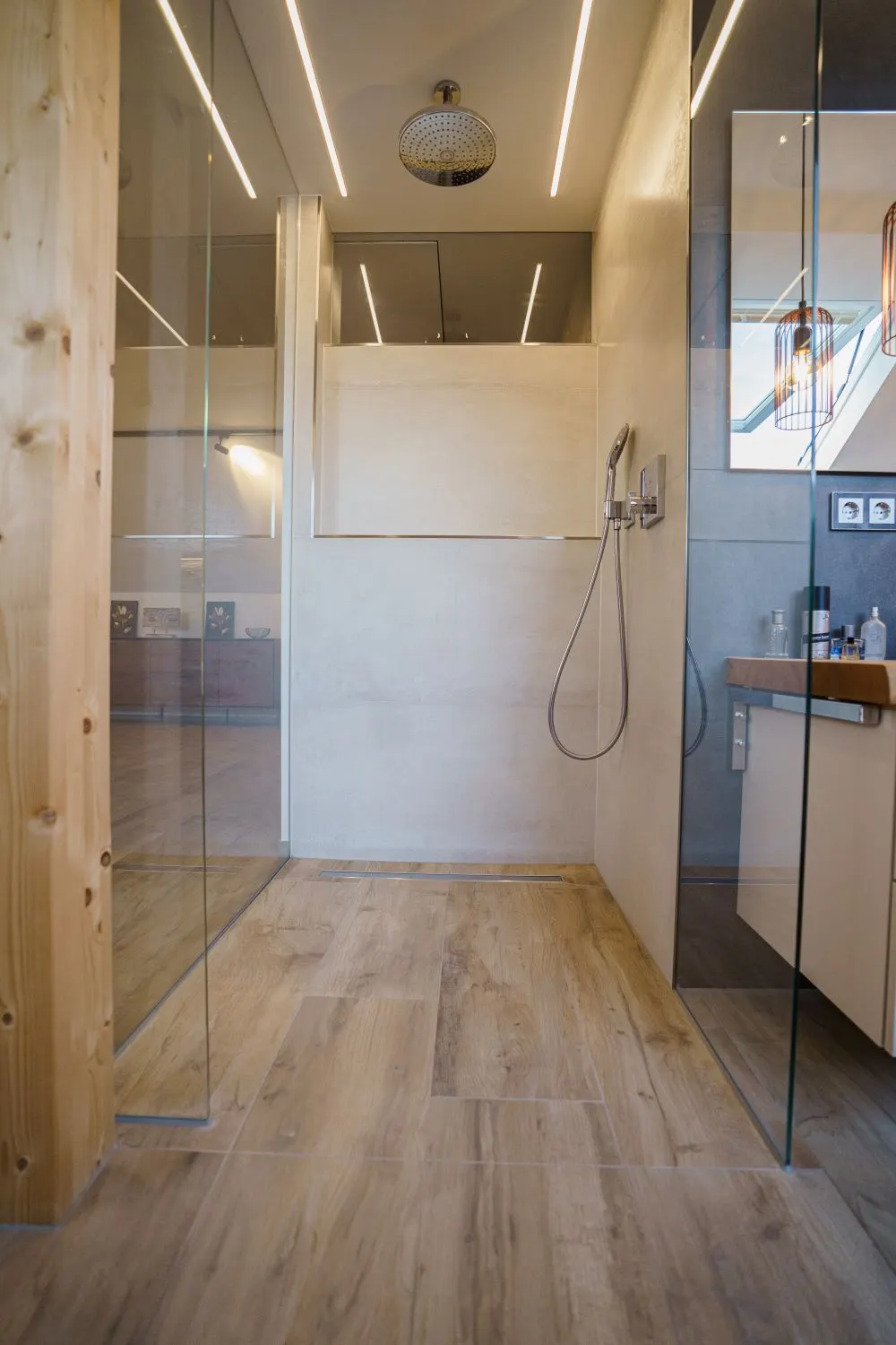 Begehbare Dusche mit Fliesen in Holzoptik