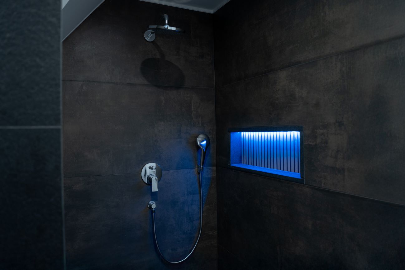 Modernes, stilvolles Badezimmer mit beleuchteter Duschablage