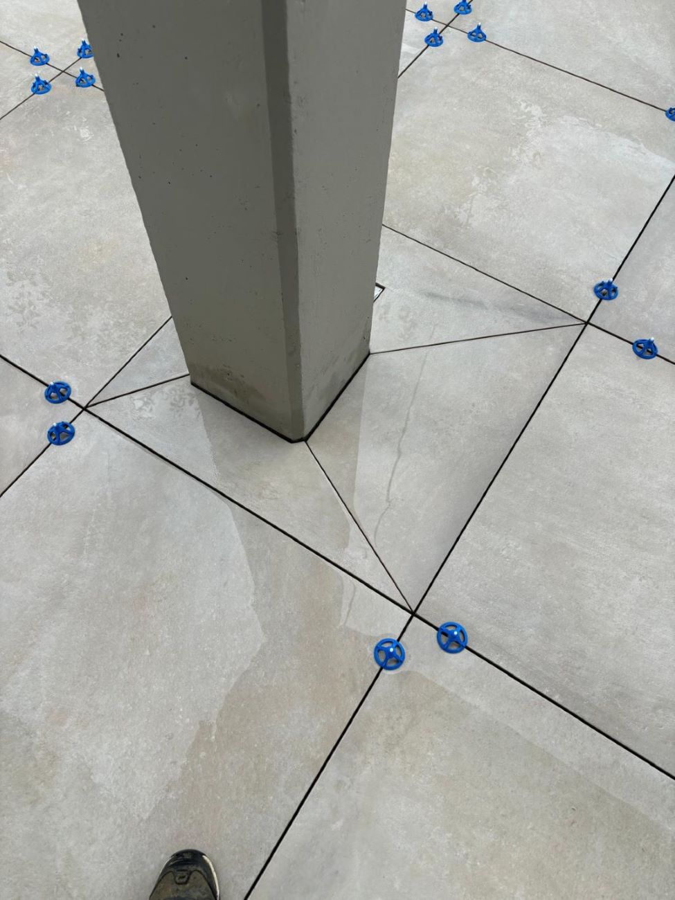 Fliesenverlegung um eine Säule mit Abstandshaltern