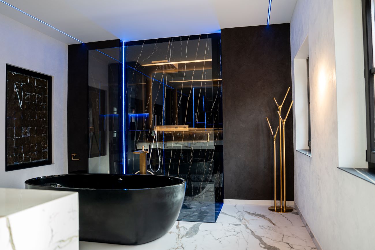 Badezimmer-Oase mit freistehender Badewanne